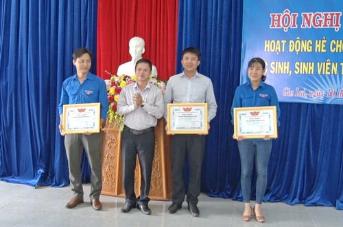 Đồng chí Nguyễn Hoàng Phong trao bằng khen của Tỉnh đoàn cho các cá nhân và tập thể xuất sắc